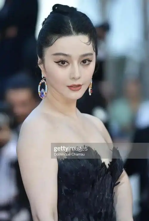 范冰冰戛纳最新生图被群嘲皮肤差虎背熊腰背上还有大片痘痘