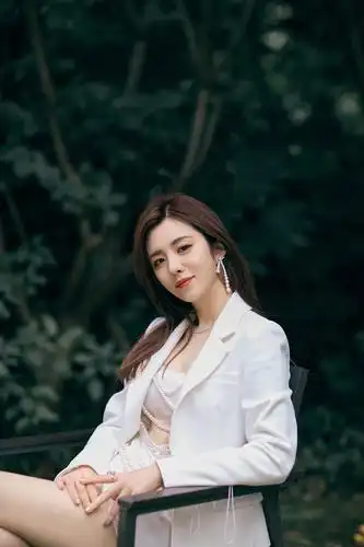 王晓晨森系时尚大片曝光,白色西装尽显温婉恬静