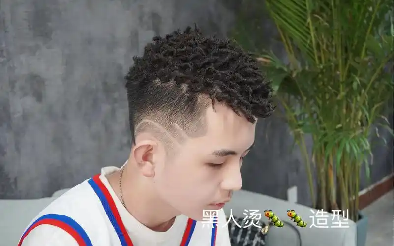 男生短发黑人烫造型打理简单个性十足