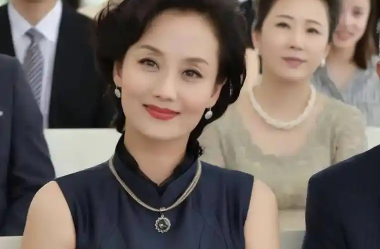 56岁女演员李颖坐高铁回家过年,肤白貌美无皱纹,奢侈包当行李箱_女人