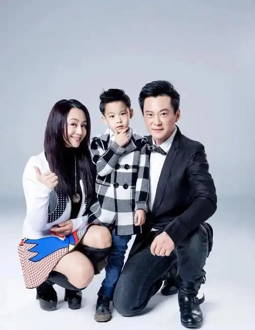 演员王斑对曹颖一见钟情结婚14年生一子浪漫如初