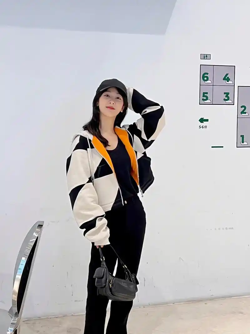 杨紫最新动态更新20230420.宝贝来上海干活第一天,衣服 - 抖音