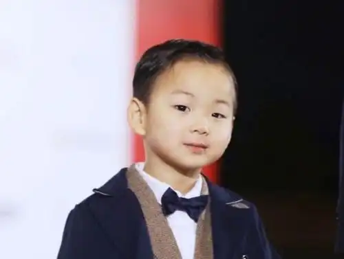 有种"整容"叫宋民国,小时候萌成表情包,如今却帅成韩国欧巴