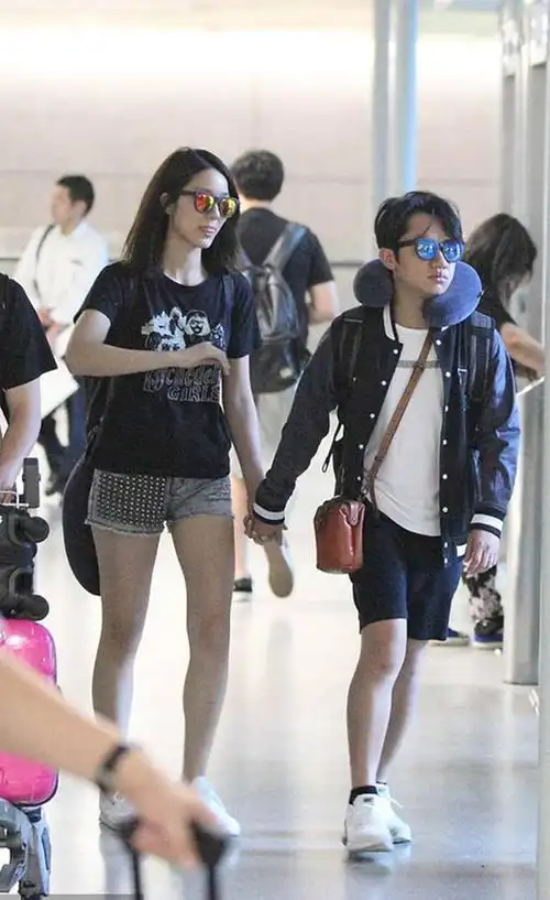 最萌身高差!王祖蓝牵手娇妻机场秀恩爱