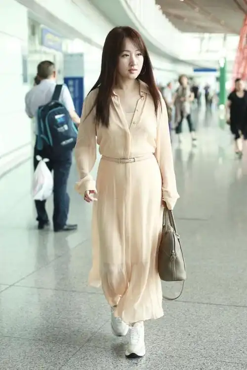 身高158杨钰莹气质是真好!穿浅黄色连衣裙显高又减龄,哪有48岁