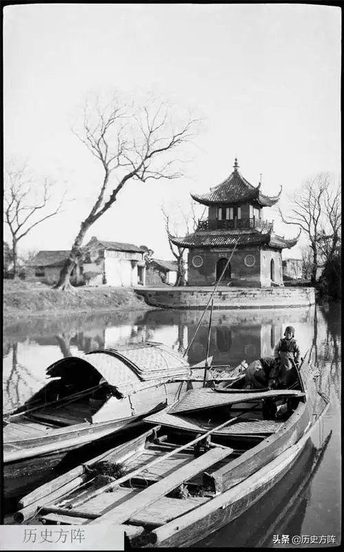 民国时期,原生态的江南水乡水路发达,河边的姑娘是一道亮丽风景