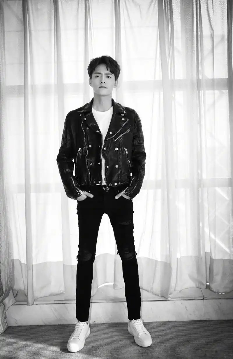 前几天还是温暖白毛衣的阳光少年,今天的馬天宇 黑色皮衣酷到炸裂!