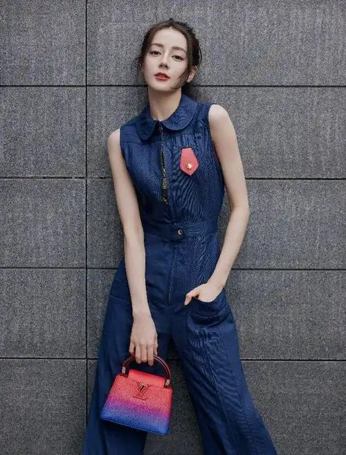 迪丽热巴才是时尚圈的腿精工装裤搭晕染衬衣嘻哈风很自信