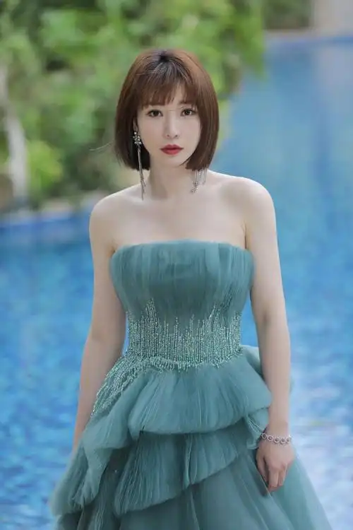 柳岩抹胸纱裙性感写真图片
