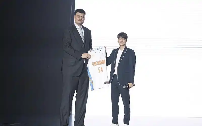 合影杀手李易峰与姚明同框身高181cm却被秒成小矮人