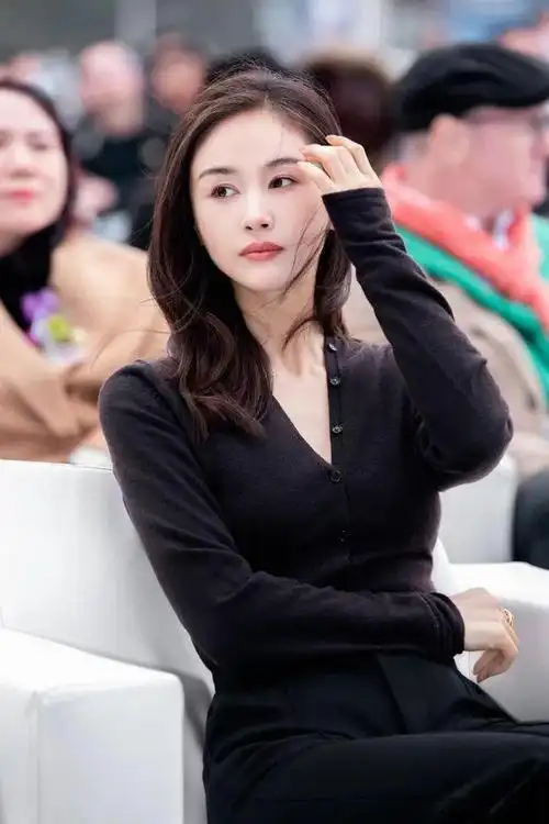 在综艺《半熟情人》中担当高朋的王子文,一袭奶杏色穿搭,整个人都松懈