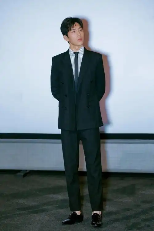 男星也性感井柏然穿露肩墨绿色衬衫展现慵懒撩人禁欲气质