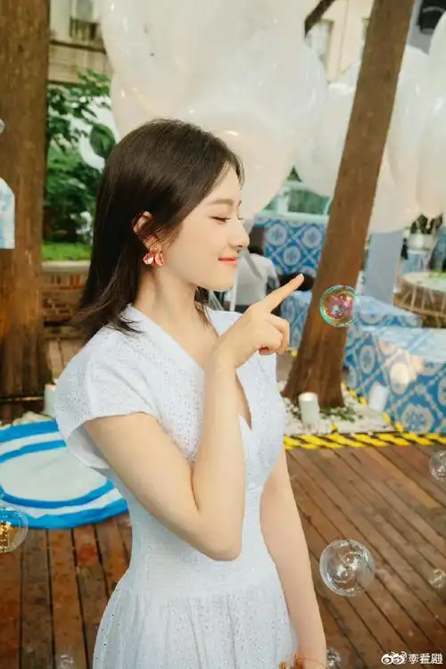 李兰迪盛夏白裙随拍#李兰迪最新随拍96,白裙是盛夏的入场券妹宝白