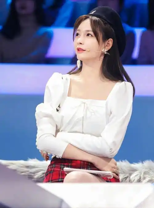 沈梦辰穿深v礼服,就不怕杜海涛吃醋吗?