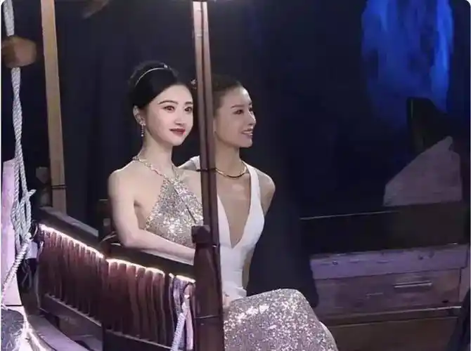 43岁董洁和27岁林允同框我感慨气质面前身高年龄都不是问题