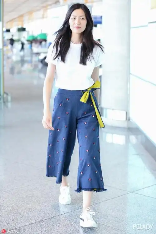 林依晨把蝴蝶结元素放在肩上之后,淡蓝色的竖纹连体裤显得