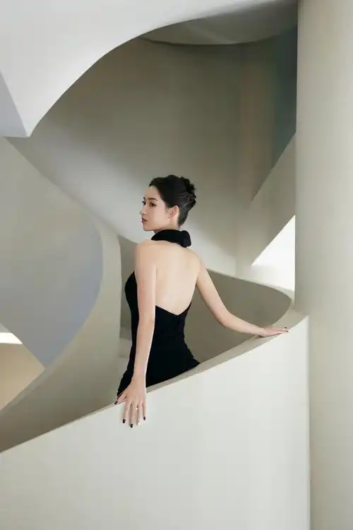 王玉雯个人资料(王玉雯黑色连衣裙性感美腿高跟鞋写真)