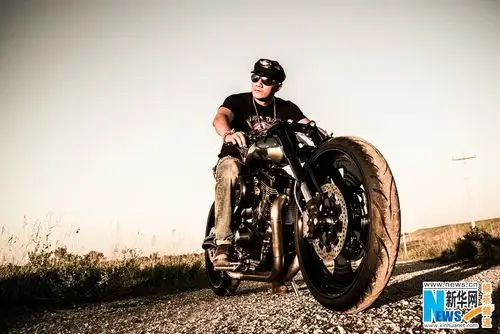 胡军美国机车大片 诠释真男人"骑士精神"