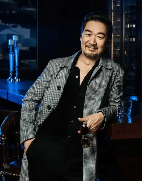 爬山偶遇张国立,头发稀疏露头皮,"老戏骨"也难逃脱发命运?