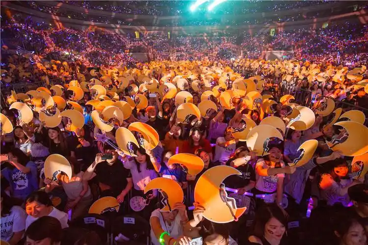 【娱视频】林俊杰南京演唱会顽皮"变身"张学友 与万名粉丝"确认过眼神