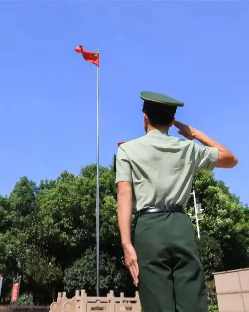 最美国庆照!你致敬国旗的背影,温暖数万网友心窝