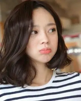 杂美大女生短发波浪卷发发型图片修颜又显气质最新发型