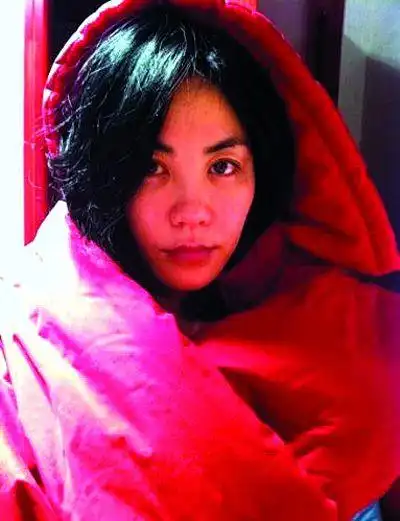 王菲在微博上发了一张素颜照,这张照片上的王菲不只没化妆,天后还透露