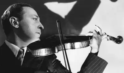 演奏小提琴时夹琴应该夹的很紧吗