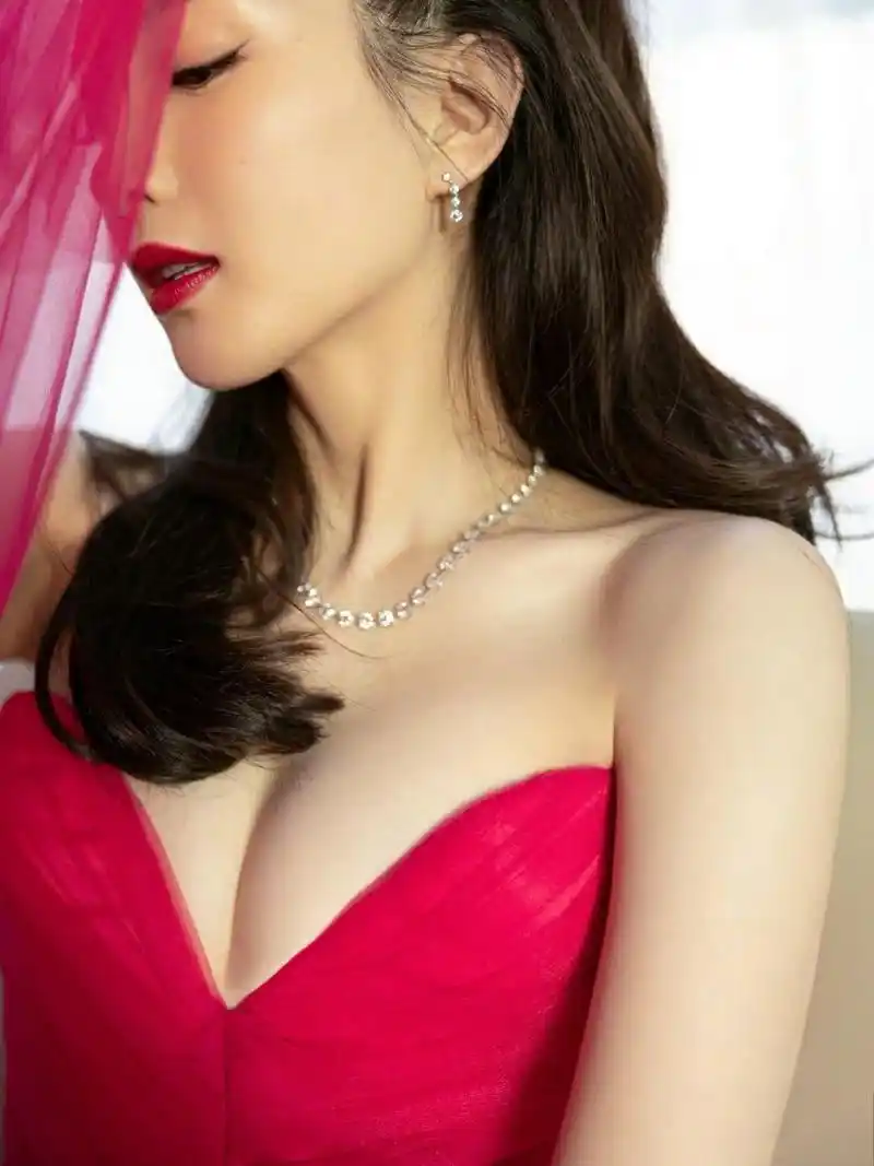 江疏影新造型真敢穿,玫红色抹胸网纱礼服裙,秀出优美的好身段