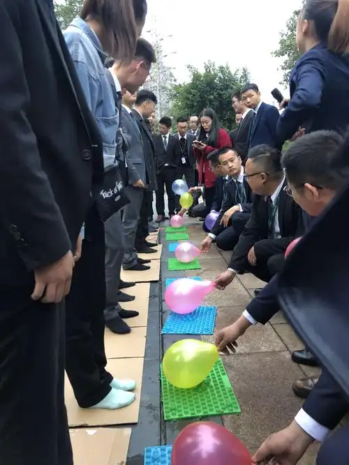 指压板踩气球,熏晕在一边