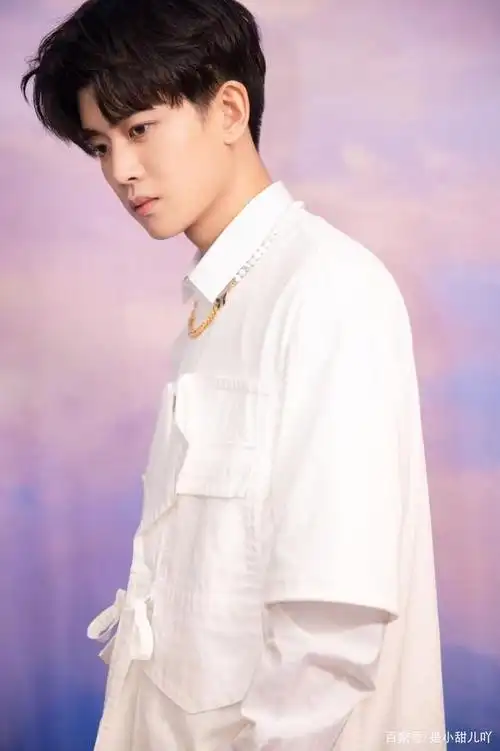 2021年直播首秀,打工人任嘉伦一头扎进横店,微博无暇营业