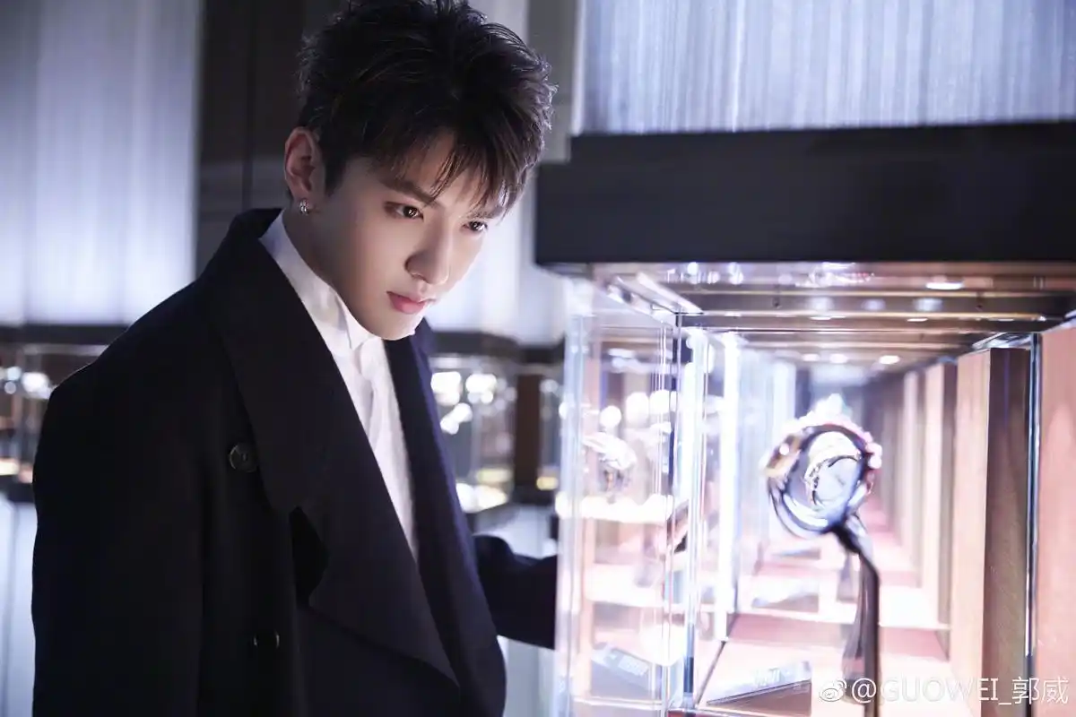 吴亦凡瘦了   侧颜精雕细琢,线条凌厉;白衣萧萧肃肃,爽朗清举;短发