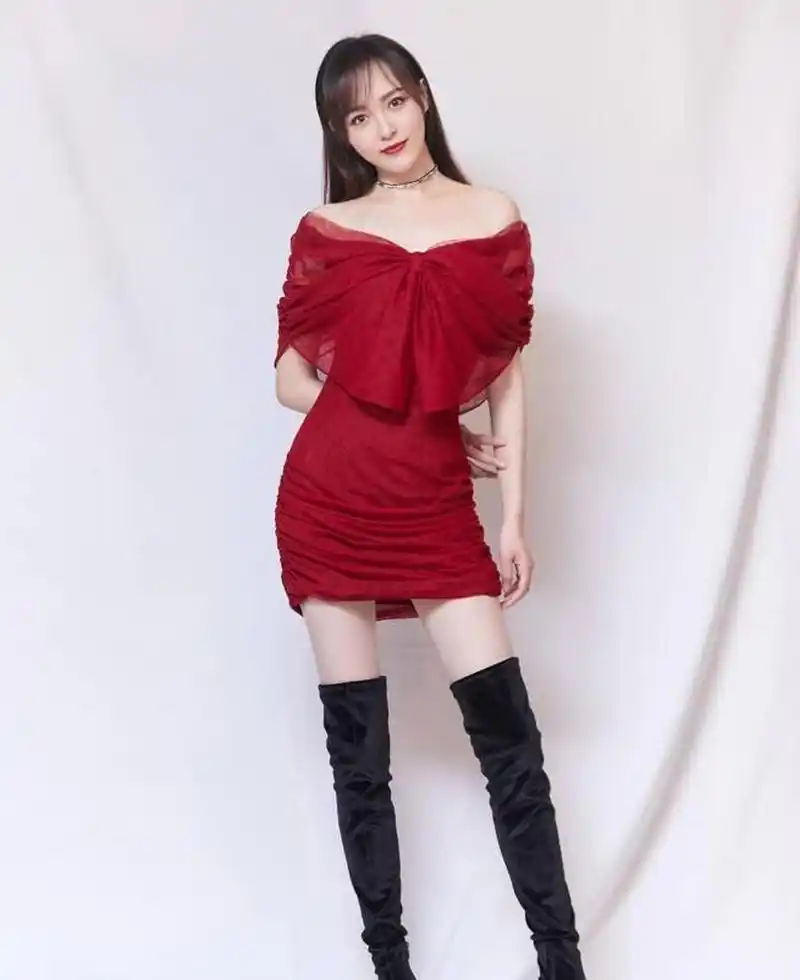 妩媚优雅,时尚靓丽的#唐嫣# 一袭红色深v溜肩包臀裙,搭配黑色长筒靴