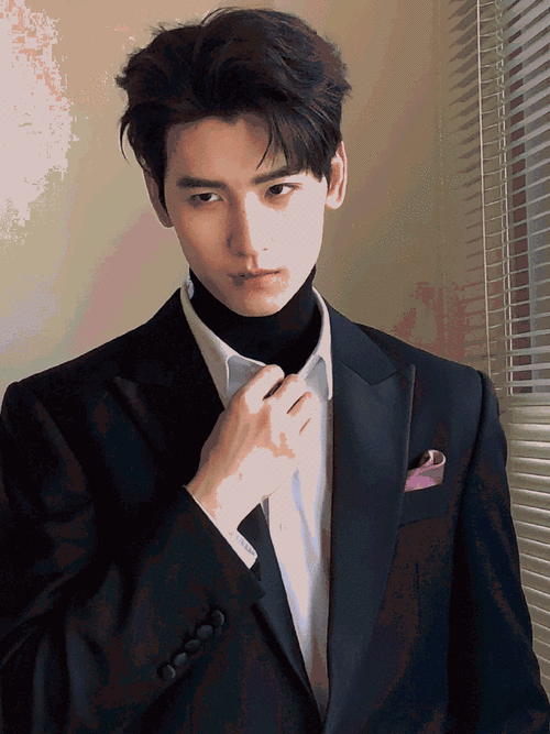 黄俊捷摸夏之光腹肌