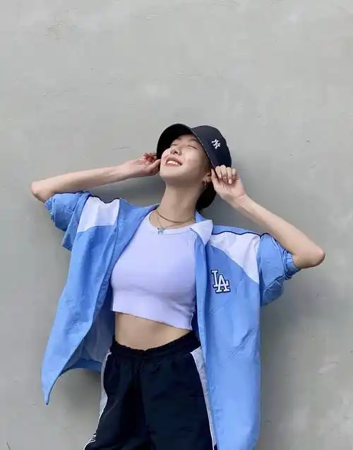 赵尧珂日常写真照,拼接衬衫配牛仔裤,白色内搭露出小蛮腰羡慕_造型_组