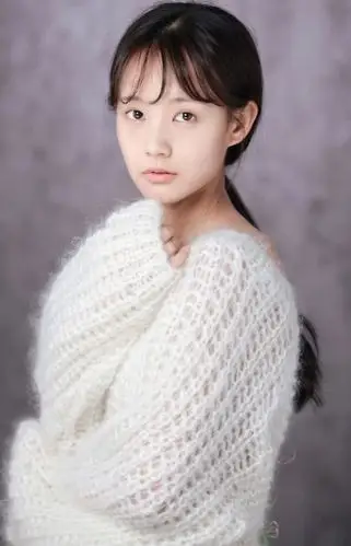 看过那么多"伪素颜",独独被李一桐的素颜照惊艳,天然美女