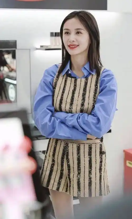 王子文单身后剪了齐肩发穿衬衫连体裤马丁靴38岁美出新高度