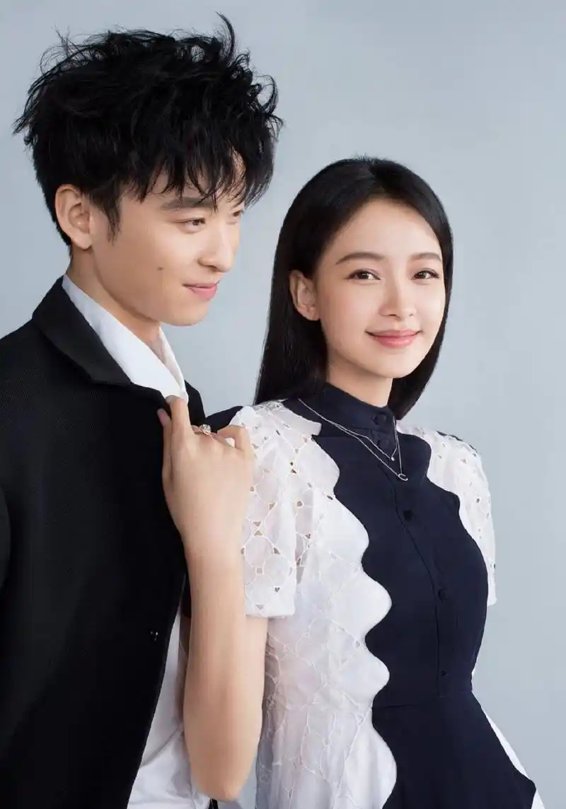 董子健横店探班老婆 孙怡躺老公腿上休息十分甜蜜