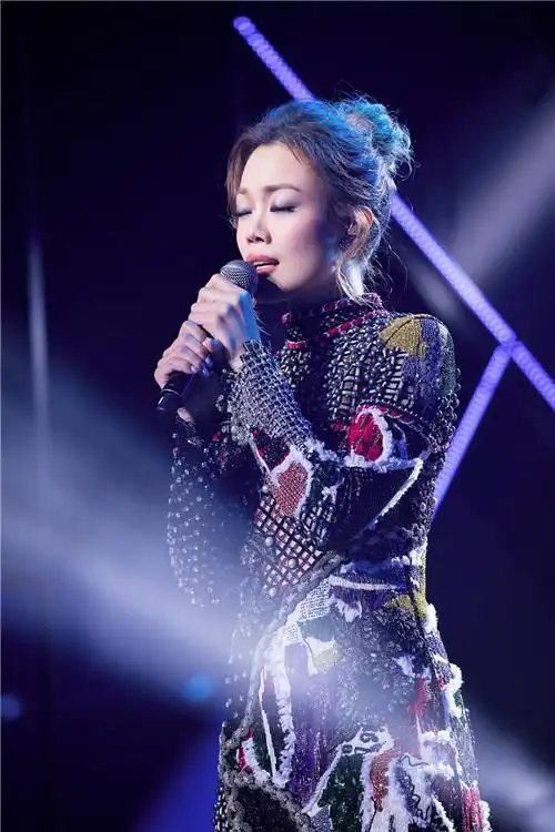 容祖儿一出现便点燃整场气氛,现场演唱《重生》,用温柔细腻的声线讲述