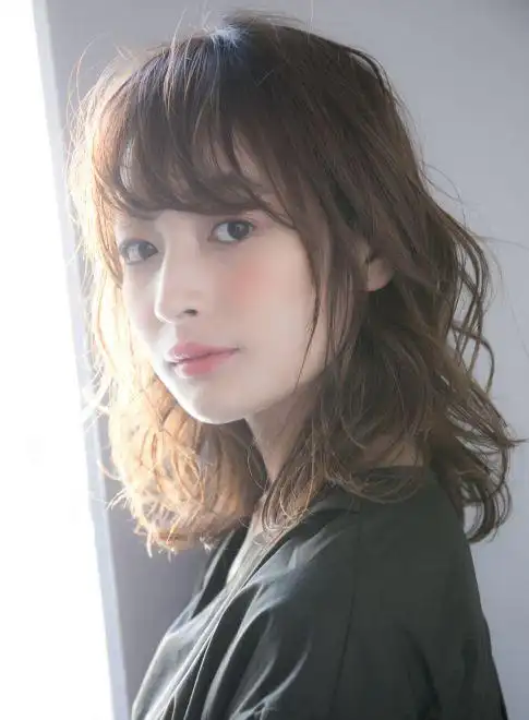 推荐适合方形脸的发型,立变小脸