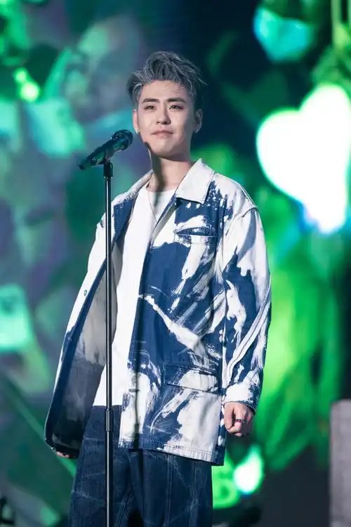 [张云雷][新闻]210503 张云雷灰发造型惊喜亮相国潮音乐节 绿海乐队与