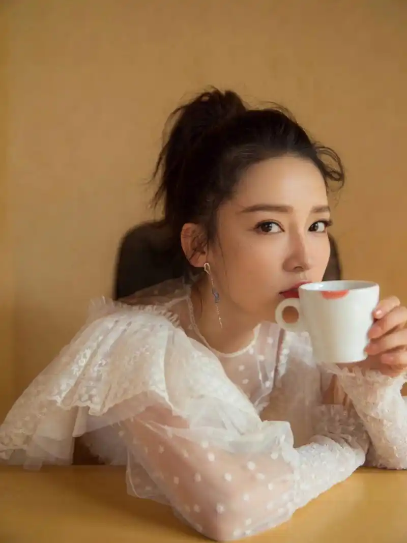 李沁街头和张艺兴甜蜜牵手,疑似恋情曝光?