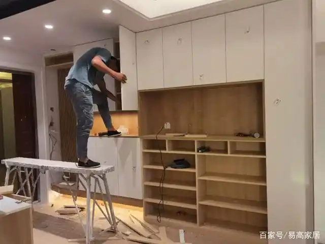 全屋定制家具收到货并不是完好安装的柜体,而是一块块板件和五金配件