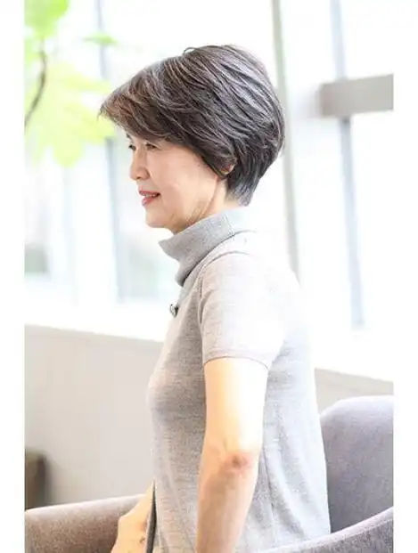 中老年女性,发型这样剪,立体时尚显气质