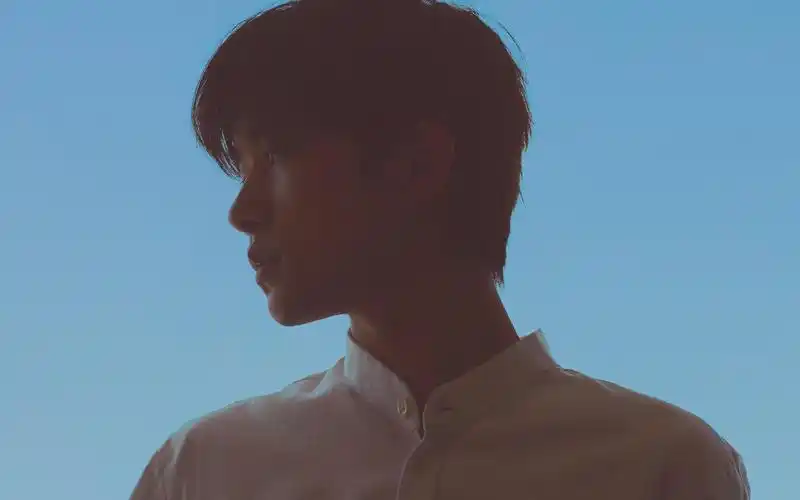 易烊千玺酷黑时尚写真桌面壁纸