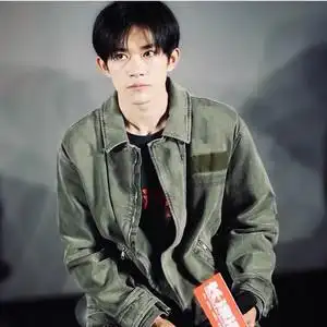 易烊千玺同款牛仔外套