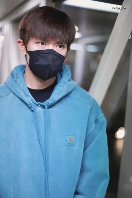 一心一意,易烊千玺##易烊千玺蓝色卫衣机场路透##易烊千玺顺毛刘海