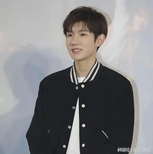 "王源"也玩表,小小年纪竟戴着上千万手表.网友:太奢侈了!