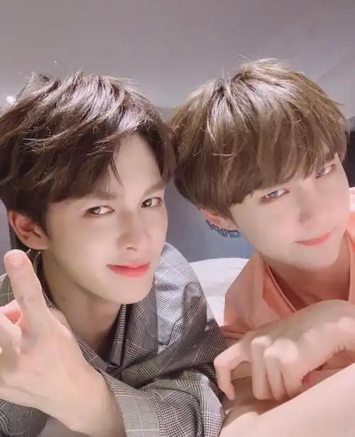 李权哲晒与朱正廷合影同一组合的他们差别却这么大