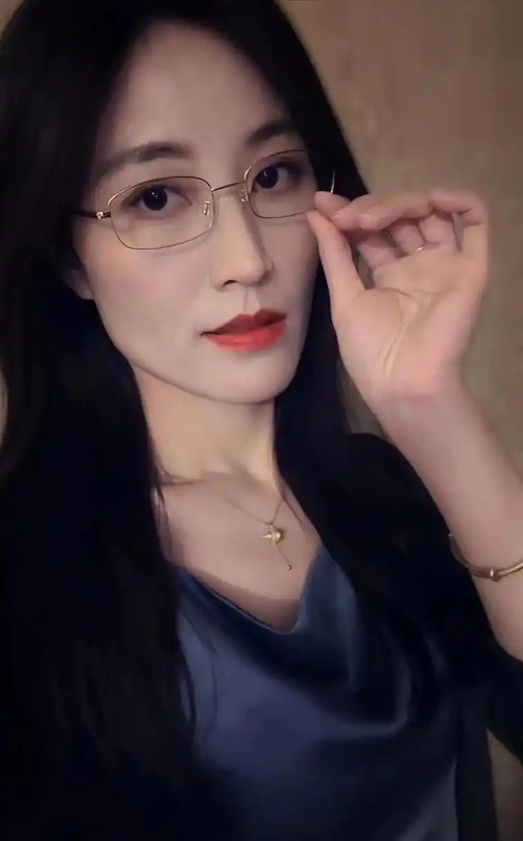 戴眼镜的御姐 眼镜一戴谁能不爱?